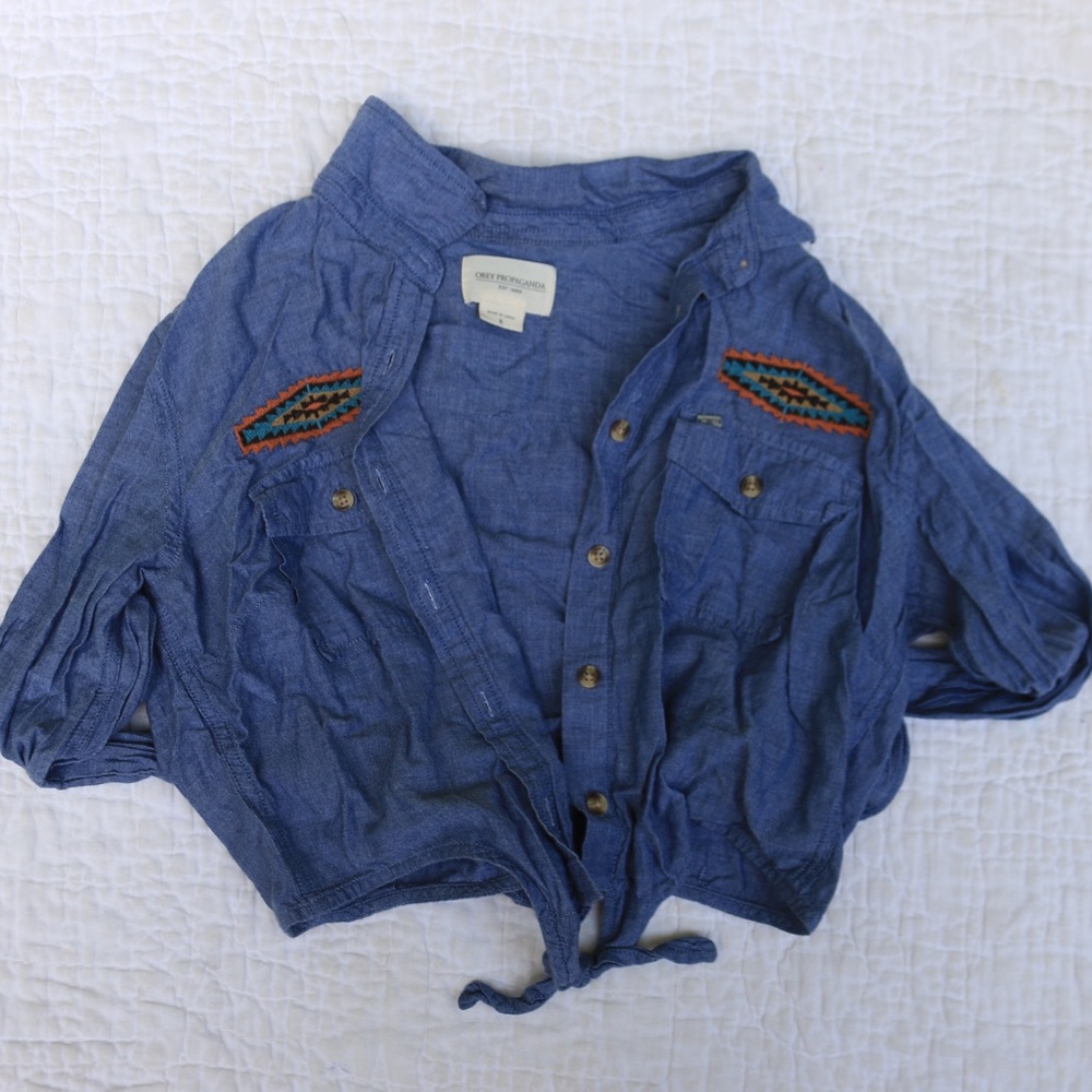 🦋 OBEY cute button up with embroidery